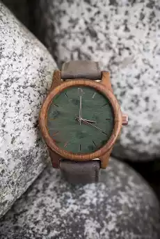 Drewniany zegarek z zieloną tarczą i złotymi wskazówkami Biżuteria i zegarki Zegarki