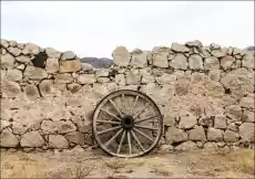 Wagon wheel against a stone fence at Hueco Tanks State Park northwest of El Paso USA Carol Highsmith plakat Wymiar do wybor Dom i ogród Wyposażenie wnętrz Dekoracja Obrazy i plakaty