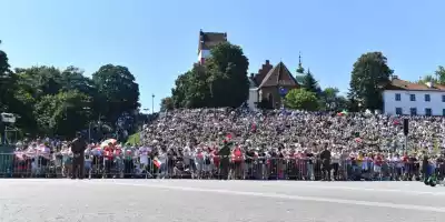  Czas na defiladę Silna Biało-Czerwona. Tłumy ludzi zgromadziły się w Warszawie | Niezalezna.pl