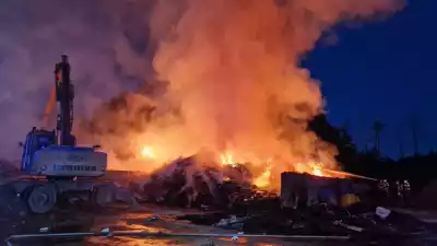  Kolejny pożar wysypiska śmieci. Z ogniem walczy 18 jednostek straży pożarnej