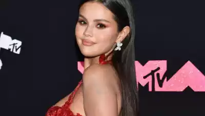 Selena, Gomez, olśniła, rozdaniu, nagród, 2023, Gwiazda, zdobyła, statuetkę, utwór, Calm, down, nagrany, duecie, Remą, kreacja, Tak ubrała się na rozdanie nagród. Selena Gomez olśniła w kusej sukience