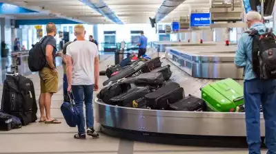 Bagaz rejestrowany,Lotnisko,Linie lotnicze Po wylądowaniu przez dwie godziny czekali na bagaż. Tego pasażerowie się nie spodziewali