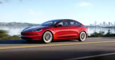  Tesla Model 3 przeszła lifting. Ma nieco inny wygląd i większy zasięg WIDEO