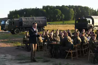  Szef MON spotkał się z żołnierzami przy granicy z Białorusią. Ludzie są wam wdzięczni