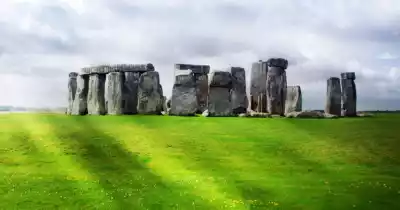 Należąca, najstarszych, enigmatycznych, budowli, historii, cywilizacji, kolejny, zaskoczyła, archeologów, wskazują, najnowsze, b Nowa tajemnica Stonehenge. Skąd wziął się tu ten wielki kamień?